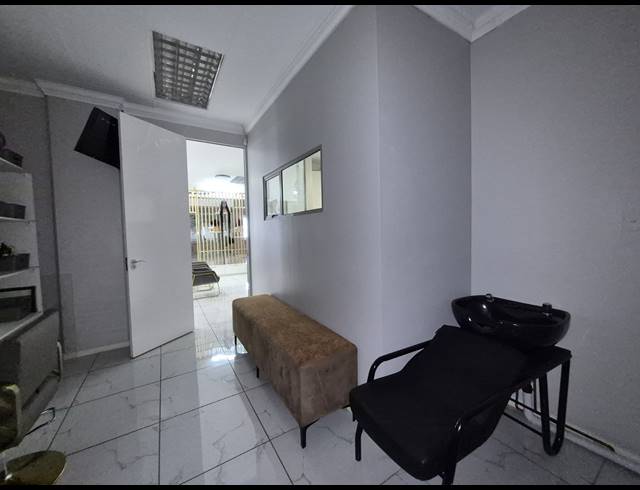 79M² RETAIL TO LET IN SUNNINGHILL